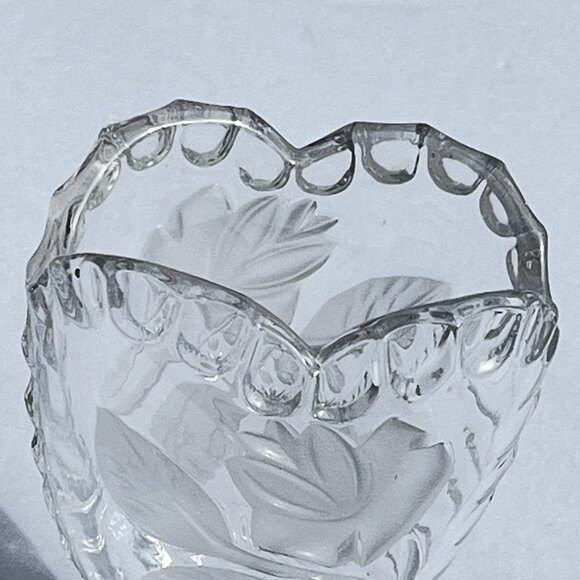 Anna Hutte Bleikristall Frosted Heart Shaped Footed Crystal Rose Vase 5" Tall - Picture 2 of 4